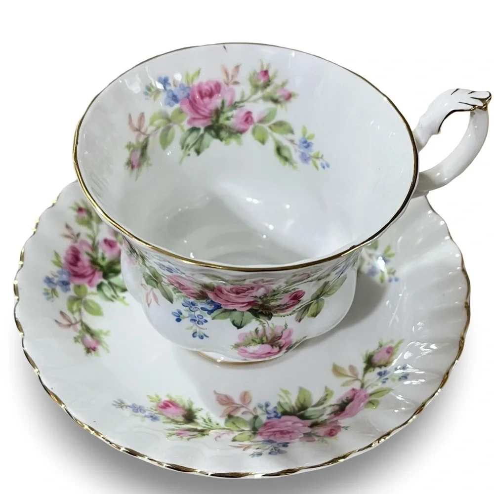 Royal Albert Made in England “Moss Rose” Teacup Floral Accents 22K Gold Trim